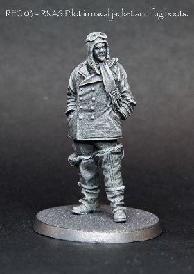RFC 03. Concepito da Steve Warrilow, questo pilota RNAS in piedi in giacca navale e stivali da pelliccia accompagna qualsiasi macchina RNAS, 1915-1918.