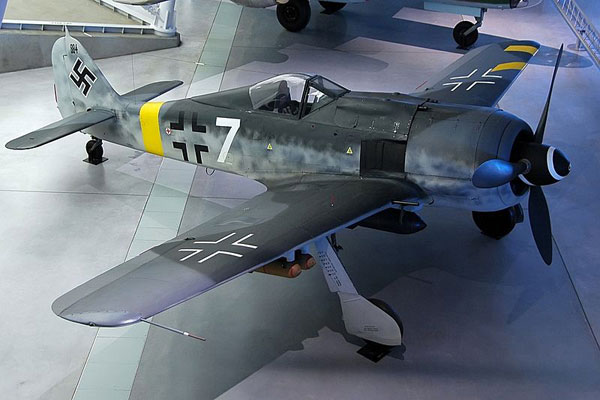 Fw 190 F-8 yang dipugar dari National Air & Space Museum dalam tanda perang akhir