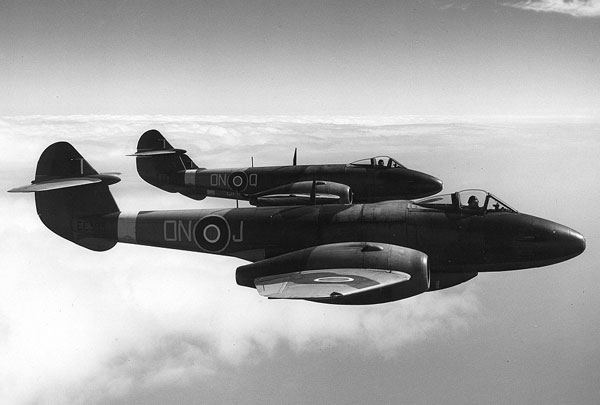 Παρατηρήστε τα μικρότερα καλύμματα κινητήρα που είναι τοποθετημένα στο Gloster Meteor Mk.III. Αυτό το αεροσκάφος είναι το Gloster Meteor Mk.III EE393