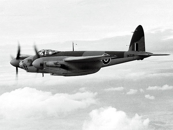 osquito B Mk IV σειριακό DK338 πριν από την παράδοση στην 105 Μοίρα - αυτό το αεροσκάφος χρησιμοποιήθηκε σε πολλές από τις επιχειρήσεις βομβαρδισμών χαμηλού υψομέτρου της 105 Μοίρας το φως της ημέρας κατά τη διάρκεια του 1943.
