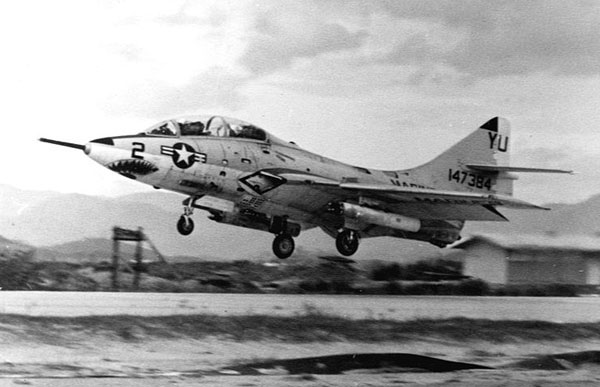 Un TF-9J di H&MS-13 a Chu Lai, 1967. US Marine Corps Grumman TF-9J Cougar (BuNo 147384) del quartier generale e squadrone di manutenzione 13 (H&MS-13) a Chu Lai, Vietnam. H&MS-11 e H&MS-13 hanno utilizzato il Cougar come velivolo di controllo aereo in avanti veloce fino a quando non sono stati sostituiti dal Douglas TA-4F Skyhawk. Questo fu l'unico uso in combattimento del Cougar che fu in servizio dal 1952 al 1974.