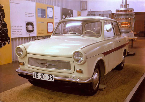 1a-HN-Ar-Revell-Trabant-601-यूनिवर्सल-कार-1.24