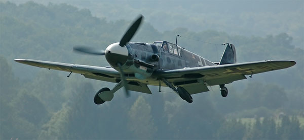 照片：由 Kogo 提供：An Hispano Aviación HA-1112（c/n 156 C.4K-87 (D-FMBB)，“FM+BB”），許可製造的 Messerschmitt Bf 109 G-2。 由德國 EADS/Messerschmitt 基金會重建，使用戴姆勒-奔馳 DB 605 發動機作為 G-6。 由於現行的德國法律，油漆方案缺少萬字符。