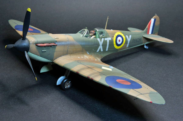 3-HN-Ac-Revell-Supermarine-Spitfire-MkIIa-1.32