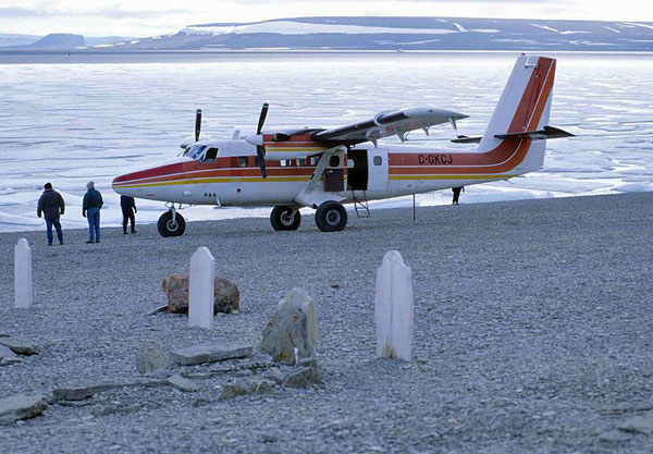 De Havilland Canada DHC-6 „Twin Otter“ (C-GKCJ) auf Beechey Island bei Seemannsgräbern der John-Franklin-Expedition (Nunavut, Kanada)