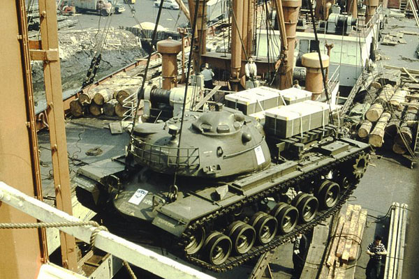 cortesía de Buonasera; fuente: Rechteinhaber und eigenes Foto; eigene Dateien. Muestra El tanque M48 Patton se eleva suavemente a bordo del TS Nabob, Nueva York - 1959