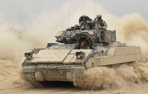 Foto: Bojové vozidlo M2A2 Bradley vyráží oblaky prachu, když opouští Předsunutou operační základnu MacKenzie v Iráku na misi 30. října 2004. Bradley je přidělen k Alpha Troop, 1. prapor, 4. jízdní pluk, 1. pěší divize.