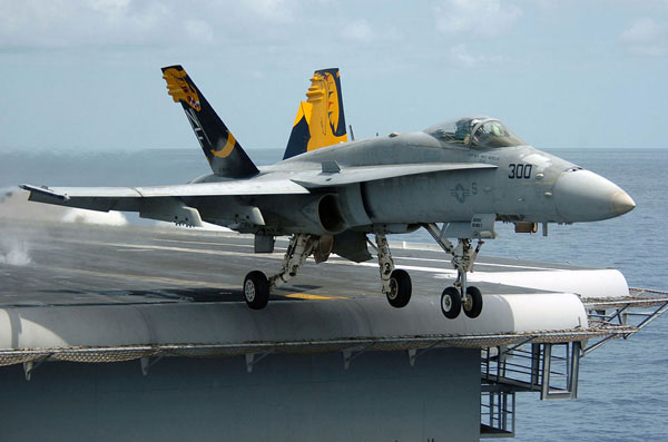 Тихий океан (17 серпня 2005 р.) — F/A-18C Hornet, приписаний до «Золотих драконів» Strike Fighter Squadron One Nine Two (VFA-192), стартує з польотної кабіни звичайного авіаносця USS. Кітті Хоук (CV 63)