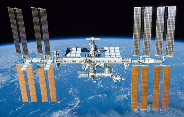 Международная космическая станция 23 мая 2010 г., вид с вылетающего космического корабля "Атлантис" во время STS-132 (фото любезно предоставлено НАСА)
