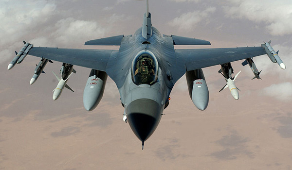 Een US Air Force F-16 Fighting Falcon vliegt een missie in de lucht nabij Irak op 22 maart 2003 tijdens Operatie Iraakse vrijheid