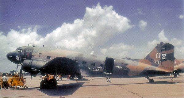 Foto: A US Air Force Douglas AC-47D Spooky gunship (s/n 43-49010) of the 4th Special Operations Squadron på Udorn Royal Thai Air Force Base, i juni 1970. Dette flyet ble overlatt til Royal Laotian air force 8. juni 1970. Det tjenestegjorde senere med det kambodsjanske Royal Khmer Air Force før det til slutt tjenestegjorde med det kongelige thailandske flyvåpenet som "L2-46/18" i 1975. Det ble pensjonert 23. april 1991 og ble forlatt ved Don Muang flybase innen 1995. I dag vises den på Vietnam War Veterans Memorial Museum, Surasri Army Camp, Kanchanaburi, Thailand. Foto med tillatelse fra Fly-By-Owen.