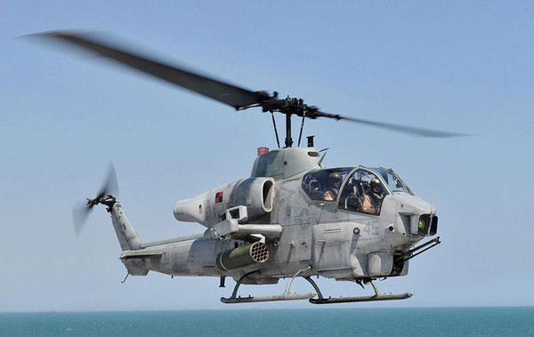 Lepas landas Super Cobra AH-1W ditugaskan ke Marine Light-Helicopter Squadron (HMLA) 167 (Courtesy US Navy)