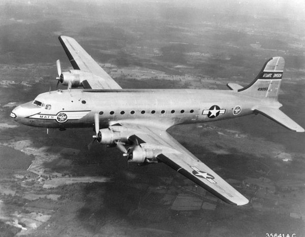 C-54 Skymaster de l'US Air Force (avec la permission de Signaleer et Alaniaris)