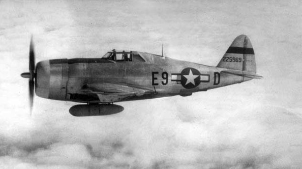 รูปถ่าย: A USAAF Republic P-47D-22-RE Thunderbolt (s/n 42-25969) ในเที่ยวบิน เดิมเครื่องบินลำนี้ได้รับมอบหมายให้เป็น AF ที่ 8 / 361st FG / 376th FG (E9-D) ที่บินโดย Capt. John D.Duncan ต่อมาแพ้เมื่อวันที่ 3 สิงหาคม พ.ศ. 1944 ขณะที่ได้รับมอบหมายให้เป็น AF ที่ 8 / 56th FG / 63rd FS เมื่อมอบหมายให้ FG ที่ 56 เครื่องหมายของมันคือ (UN-S) และนักบิน ร.ท. Roach Stewart Jr. คือ KIA MACR 7448 (เอื้อเฟื้อภาพของกองทัพอากาศสหรัฐฯ)