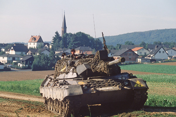 Tank tempur utama Leopard 1 Angkatan Darat Federal Jerman dari Peleton ke-1, Kompi ke-4, Panzer ke-153, diparkir di sebuah lapangan selama fase Confident Enterprise REFORG-ER/AUTUMN FORGE '83 dekat Effolderbach (Hesse). Atas perkenan: CMSGT Don Sutherland, USAF