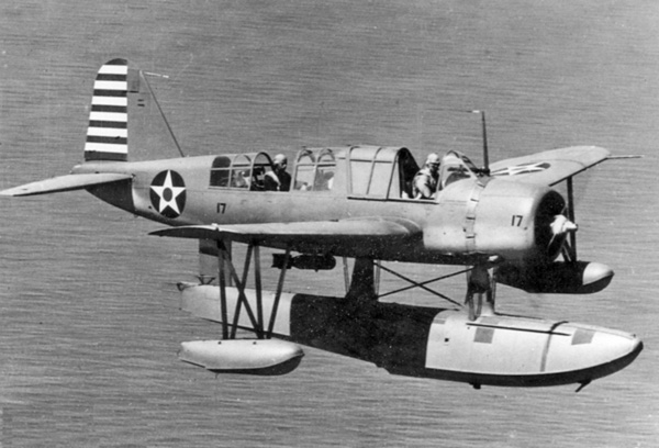 Um hidroavião Vought OS2U-2 Kingfisher da Marinha dos EUA em voo no início de 1942