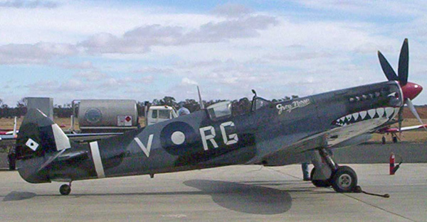 Cfitzart के सौजन्य से - टेमोरा एविएशन म्यूज़ियम, NSW से उड़ान भरने वाले Mk.VIII का एक दुर्लभ उड़ान उदाहरण। यह Wg के रंगों और चिह्नों में एक बहाल सुपरमरीन स्पिटफ़ायर VIII, A58-758 है। 80 में मोरोताई पर आधारित 1945 विंग आरएएएफ के कमांडर बॉबी गिब्स।