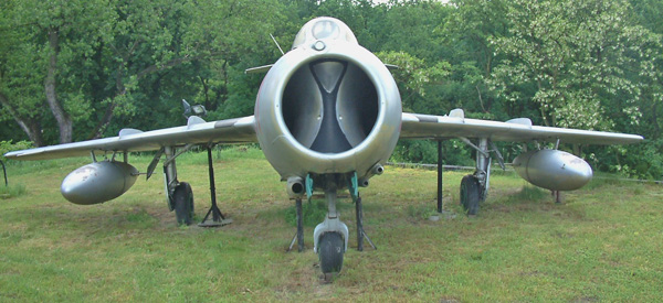 С любезното съдействие на Радомил, показващ изглед отпред на МиГ-15