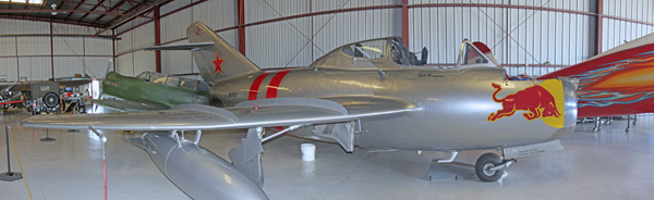 Scismgenieの礼儀-MiG-15UTIトレーナー、チノプレーンズオブフェイム（レッドブル）航空博物館の飛行状態を示しています