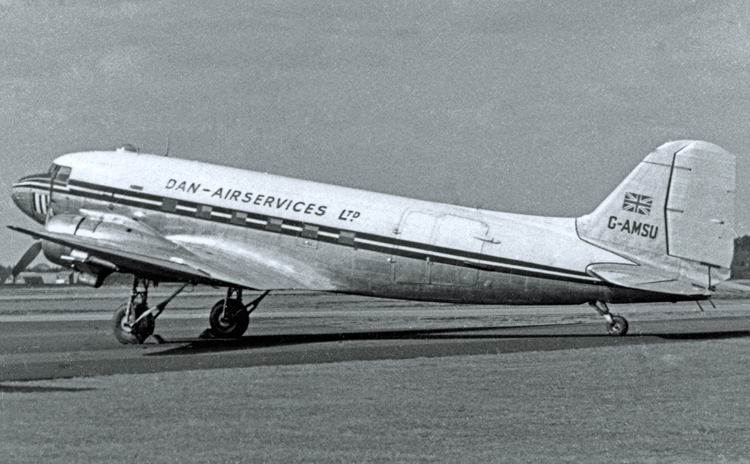 Pesawat pertama maskapai G-AMSU, Douglas C-47B Dakota 4 di Bandara Blackbushe pada tahun 1955 memakai gelar Dan-Air Services awal. Foto milik Wikiwand