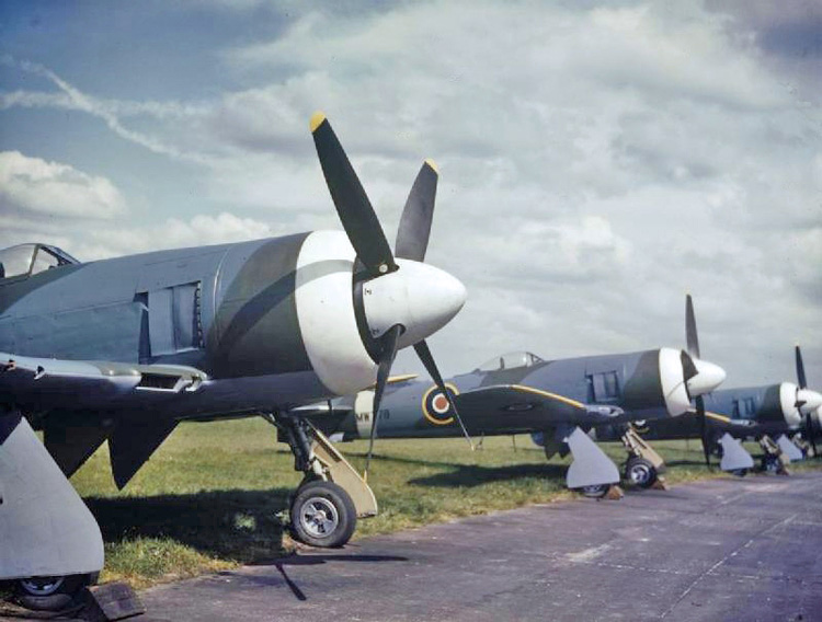 Los aviones Hawker Tempest Mark II de la Royal Air Force se alinearon junto a la pista de aterrizaje en la fábrica Hawker Aircraft Ltd en Langley, Berkshire (Reino Unido). Fuente Wikipedia