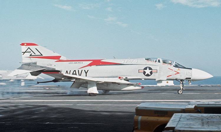 ВМС США McDonnell Douglas F-4J Phantom II з ескадрильї винищувачів VF-74 Be-Devilers of Attack Carrier Air Wing Eight (CVW-8) приземляється на борту авіаносця USS America (CVA-66) біля В'єтнаму в 1972/73 р.