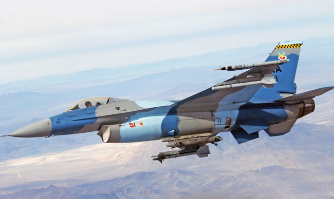 F-16 Taistelu Falconilla