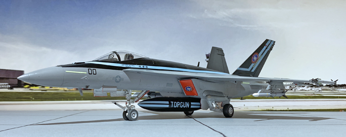 لعبة Revell Maverick's F / A-18E Super Hornet 1:48